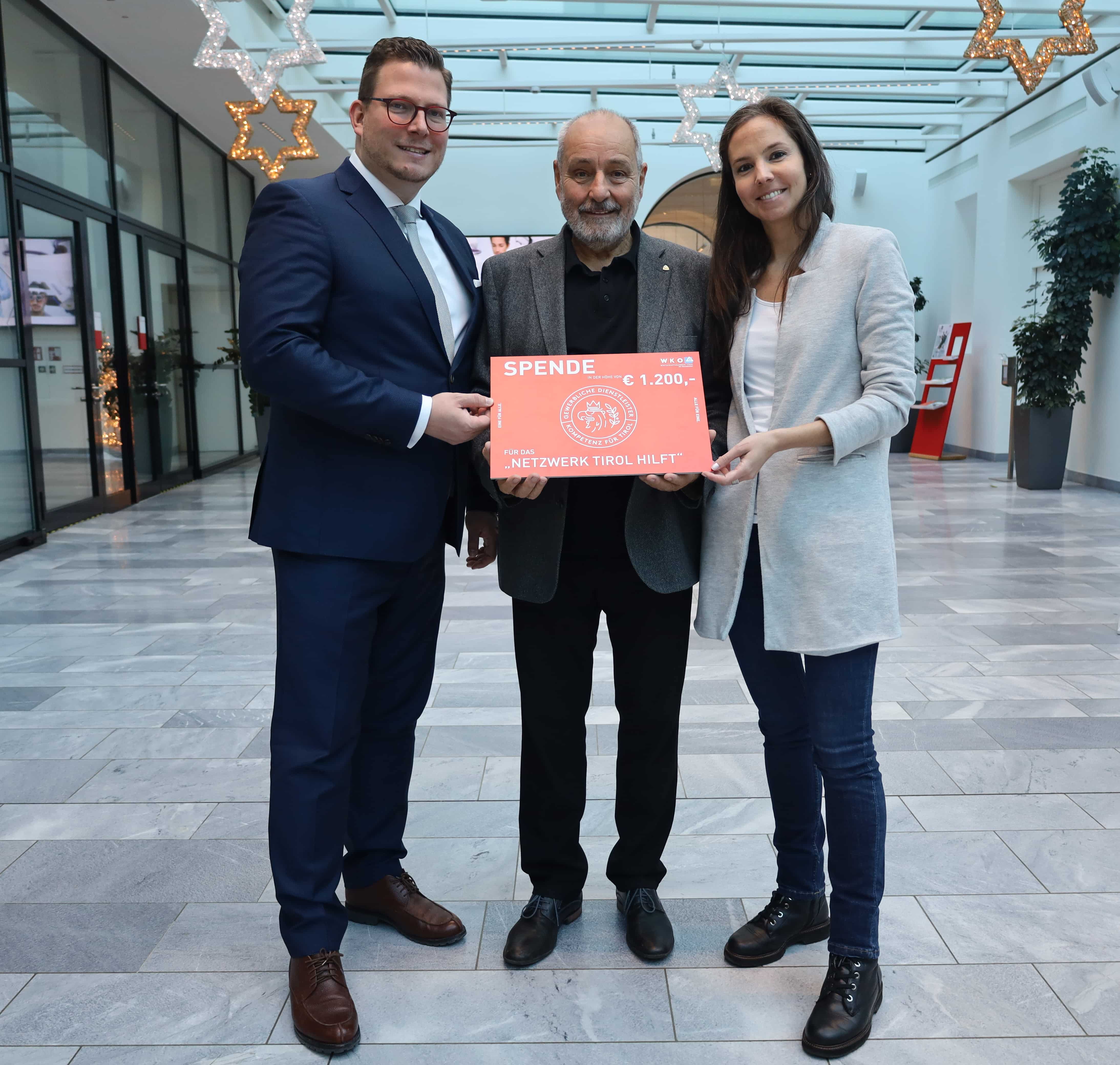 spendenuebergabe-netzwerk-tirol-hilft_wkt_25_quer